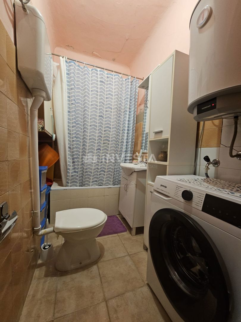 Ampio appartamento con 3 camere da letto e posto auto, Pola