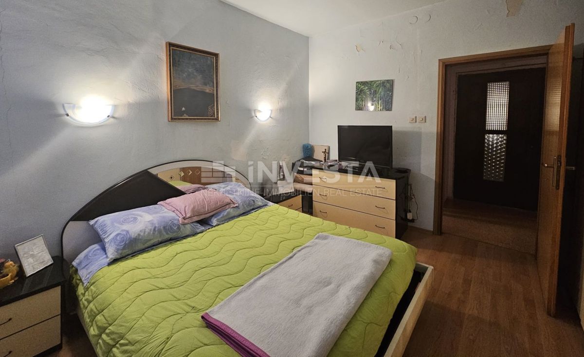 Ampio appartamento con 3 camere da letto e posto auto, Pola