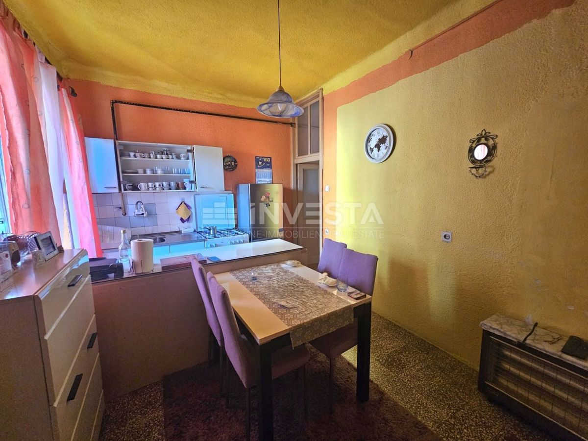 Ampio appartamento con 3 camere da letto e posto auto, Pola