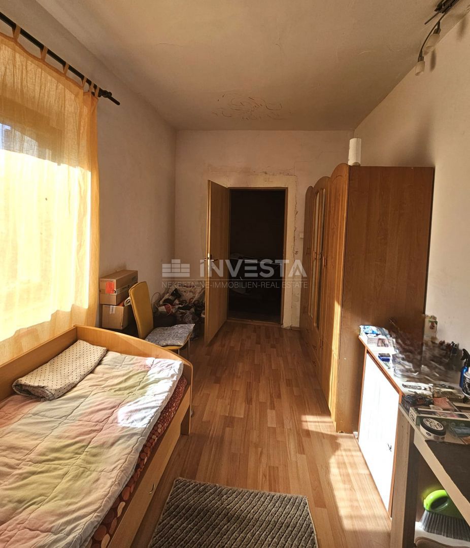 Ampio appartamento con 3 camere da letto e posto auto, Pola