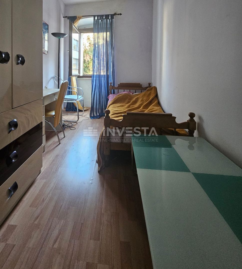 Ampio appartamento con 3 camere da letto e posto auto, Pola