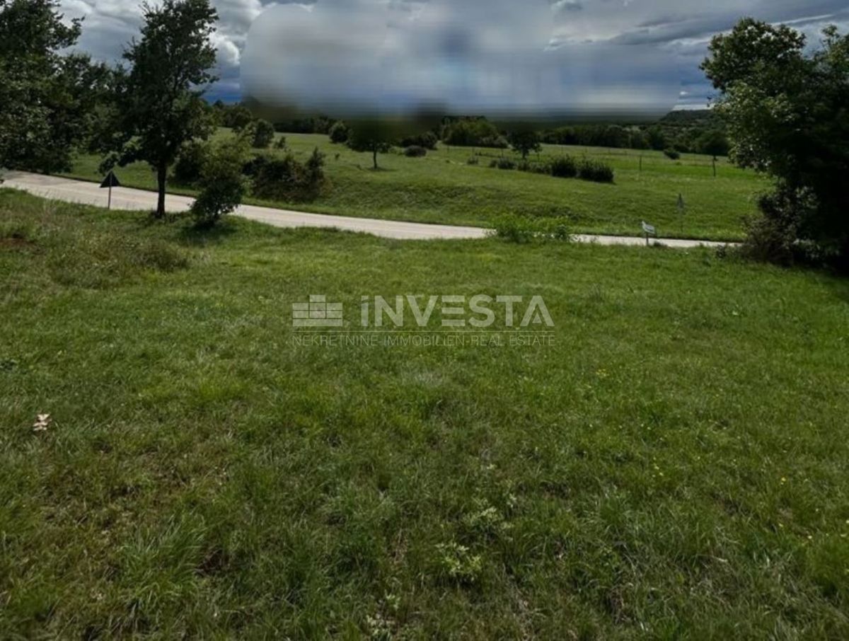 Oprtalj, terreno edificabile di 1579 m² con vista