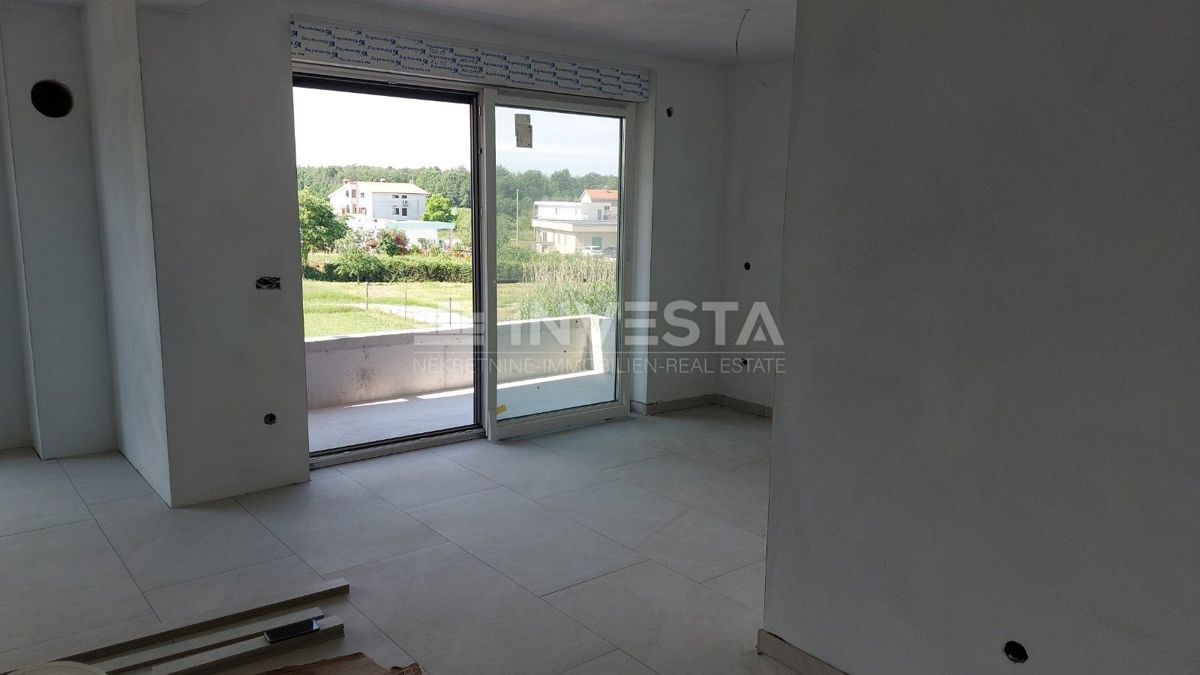  Zona di Poreč, appartamento confortevole in una nuova costruzione con giardino