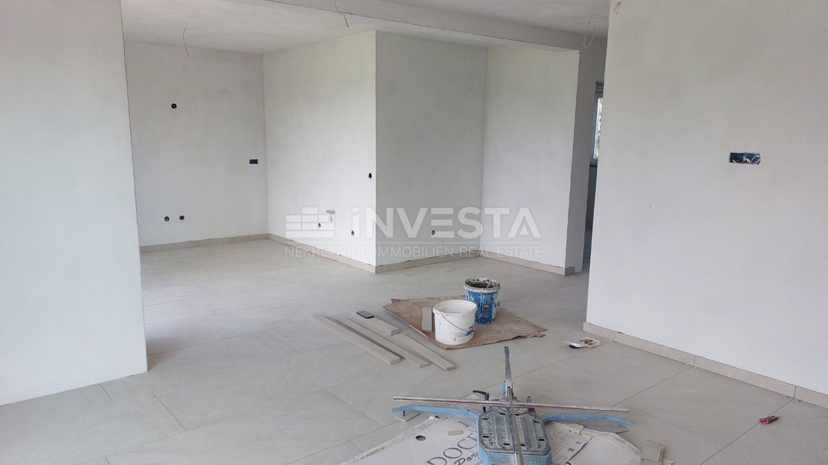  Zona di Poreč, appartamento confortevole in una nuova costruzione con giardino