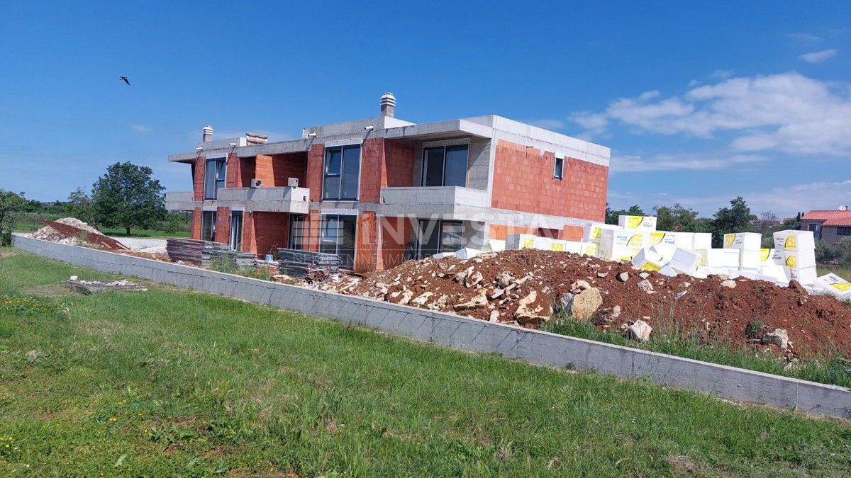  Zona di Poreč, appartamento confortevole in una nuova costruzione con giardino