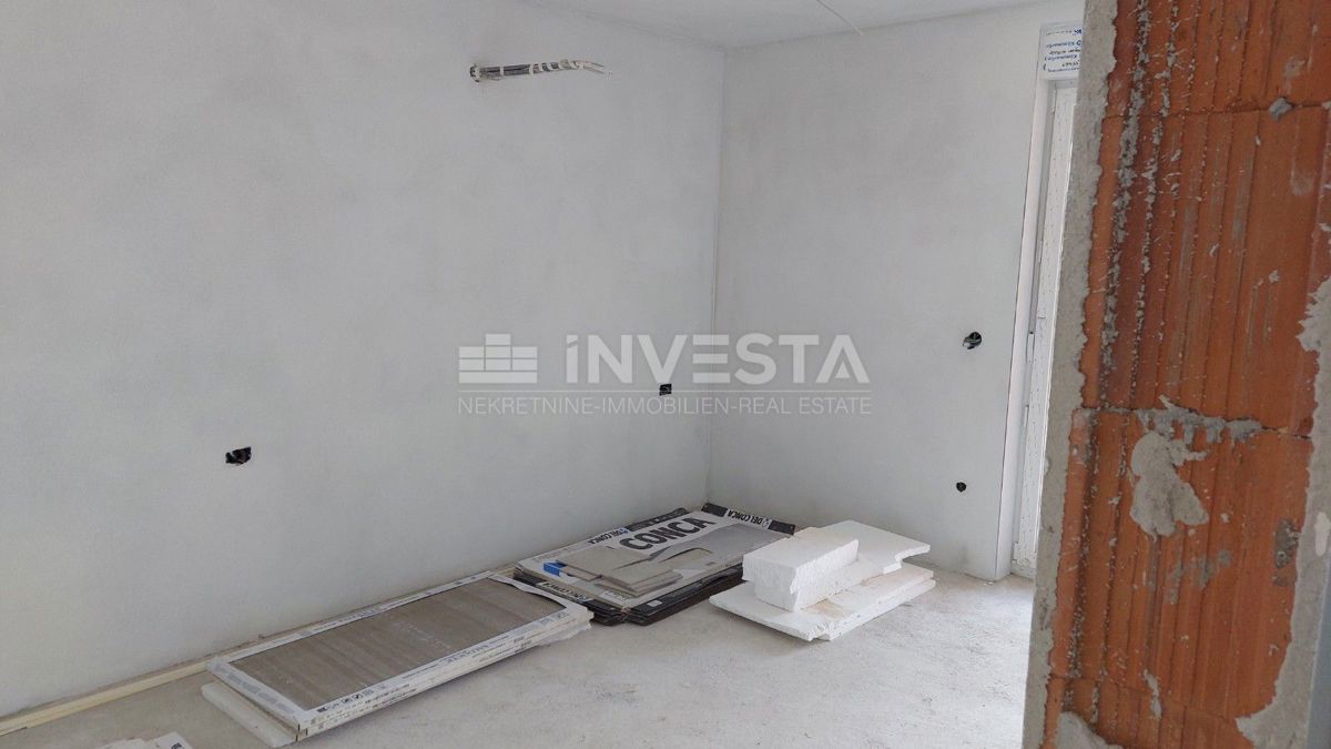  Zona di Poreč, appartamento confortevole in una nuova costruzione con giardino