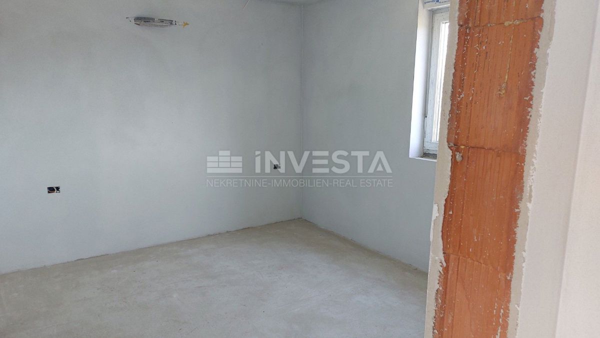  Zona di Poreč, appartamento confortevole in una nuova costruzione con giardino