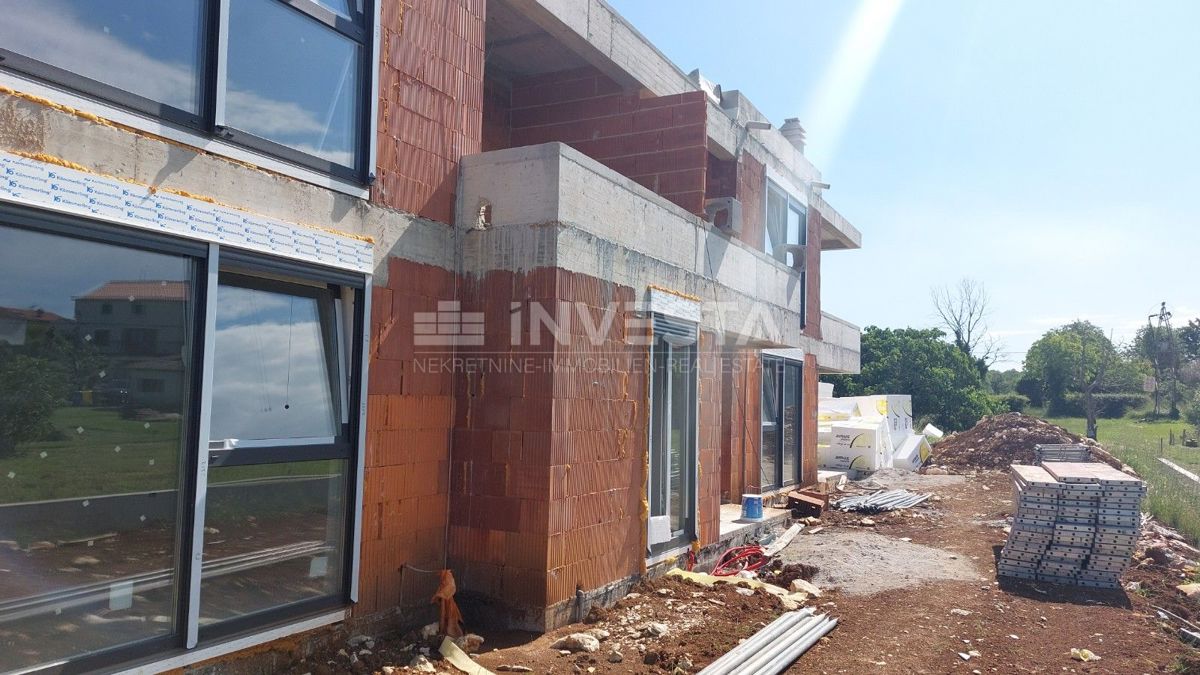  Zona di Poreč, appartamento confortevole in una nuova costruzione con giardino