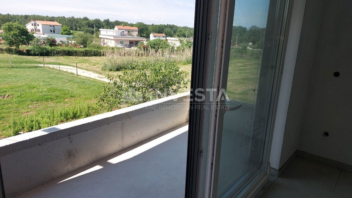  Zona di Poreč, appartamento confortevole in una nuova costruzione con giardino