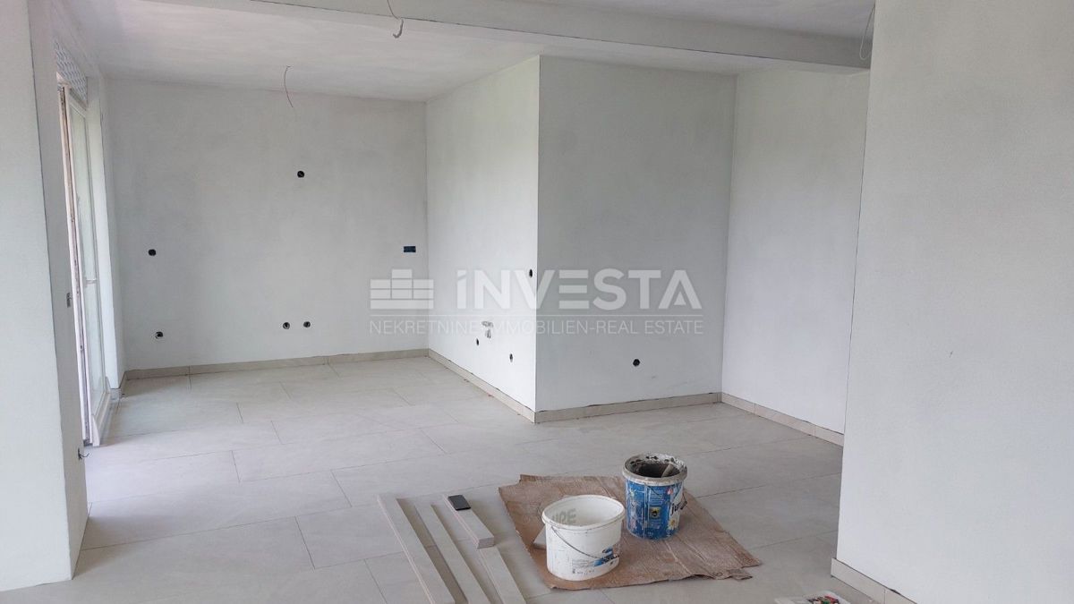  Zona di Poreč, appartamento confortevole in una nuova costruzione con giardino