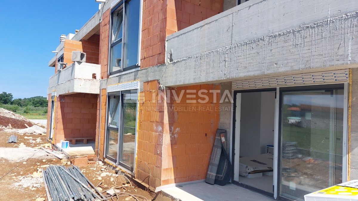  Zona di Poreč, appartamento confortevole in una nuova costruzione con giardino