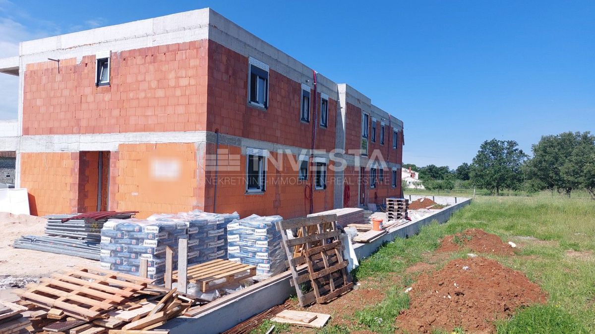  Zona di Poreč, appartamento confortevole in una nuova costruzione con giardino