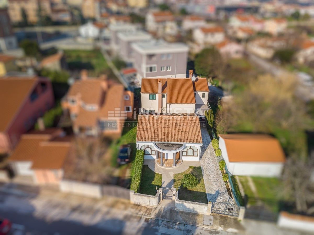 Villa bifamiliare di lusso con uffici - Pula centro