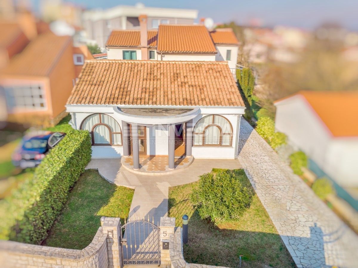 Villa bifamiliare di lusso con uffici - Pula centro