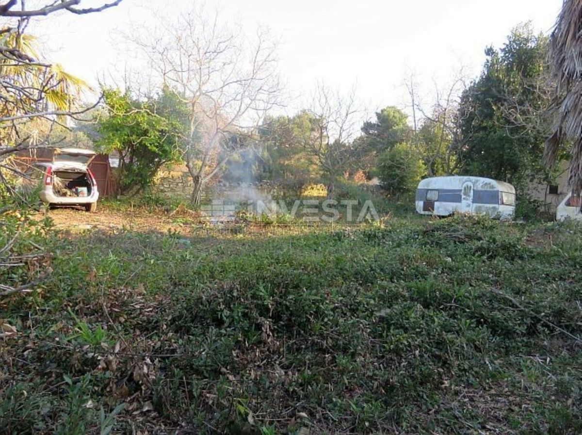 Peroj, terreno con un kazun vicino al mare