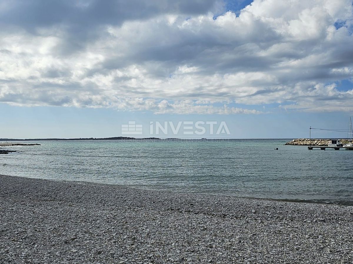 Peroj, terreno con un kazun vicino al mare