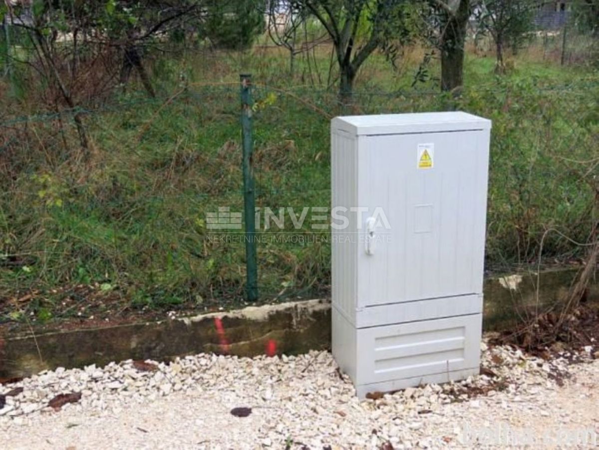 Peroj, terreno con un kazun vicino al mare