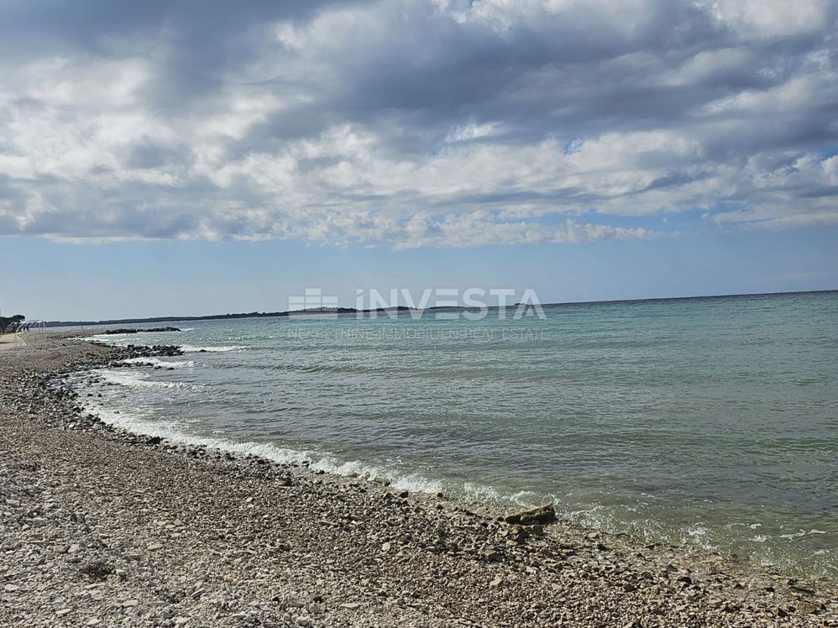 Peroj, terreno con un kazun vicino al mare