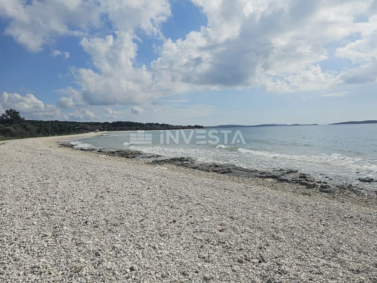 Peroj, terreno con un kazun vicino al mare