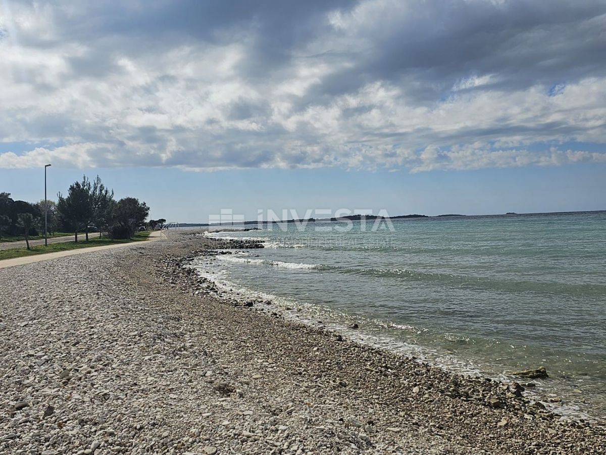Peroj, terreno con un kazun vicino al mare