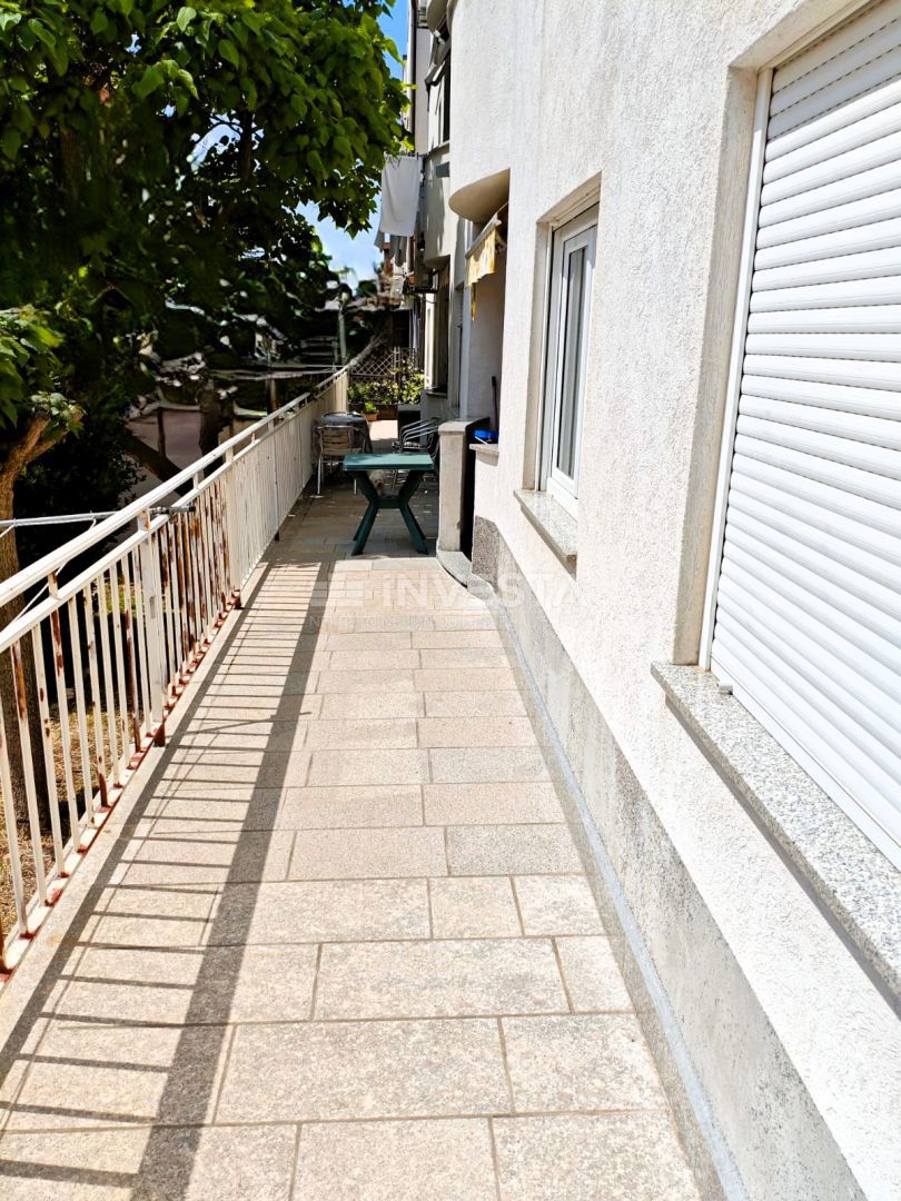 Valdebek – Appartamento al piano terra, 2 camere da letto, posto auto in garage