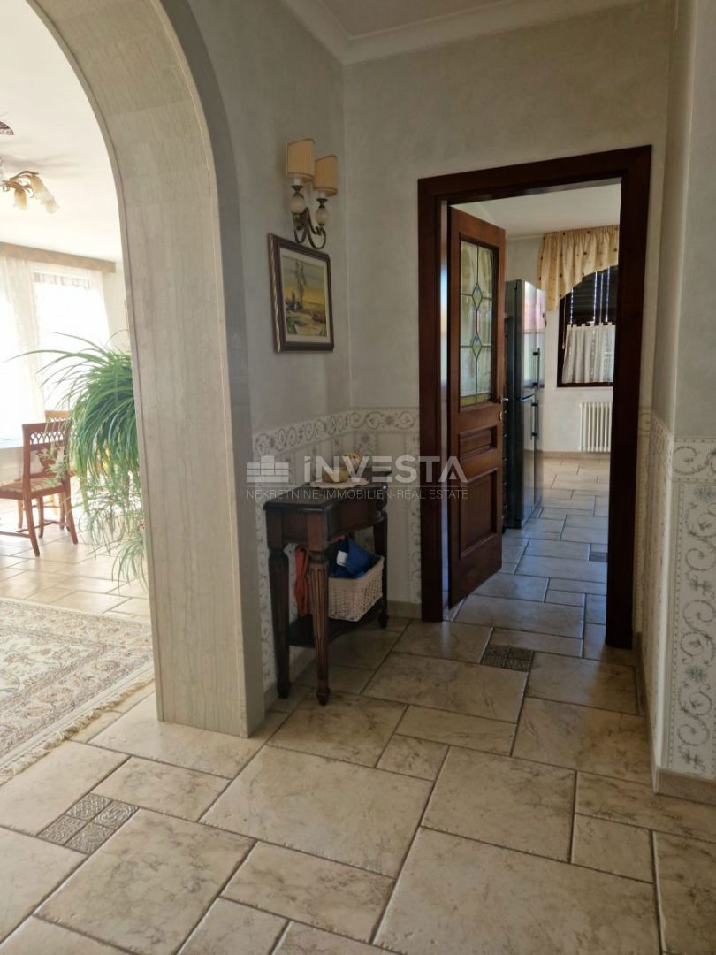 Prima fila sul mare – Villa con due unità abitative e giardino curato