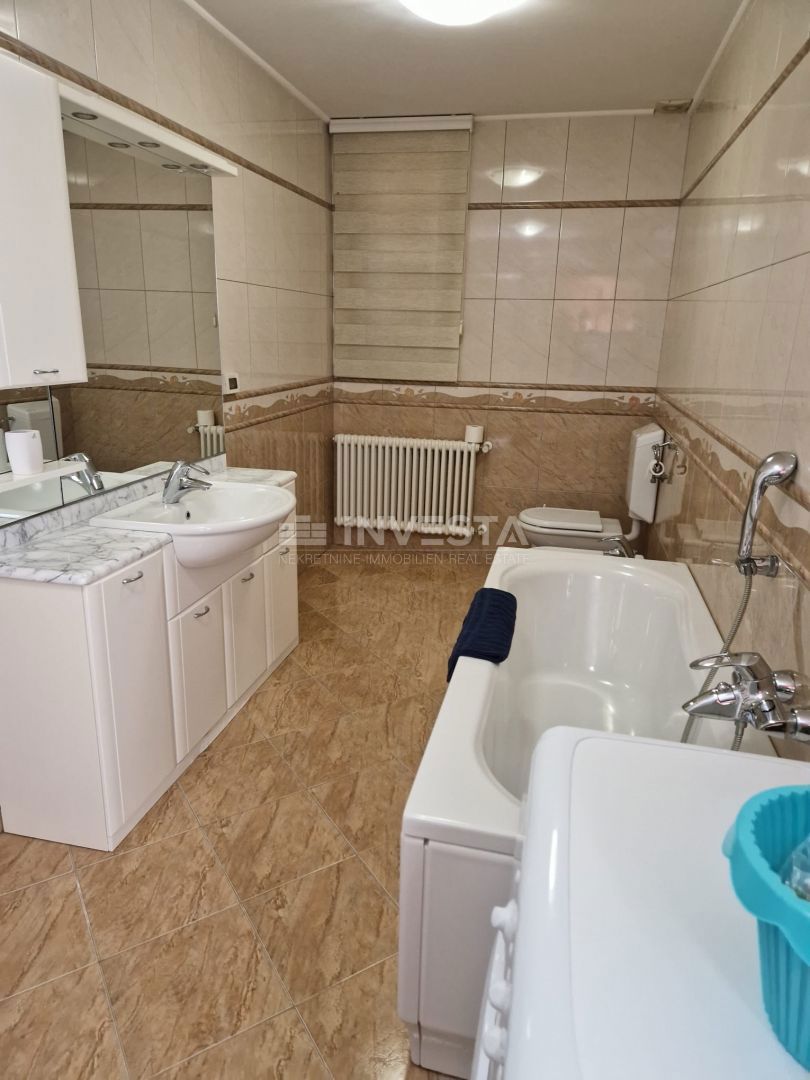 Prima fila sul mare – Villa con due unità abitative e giardino curato