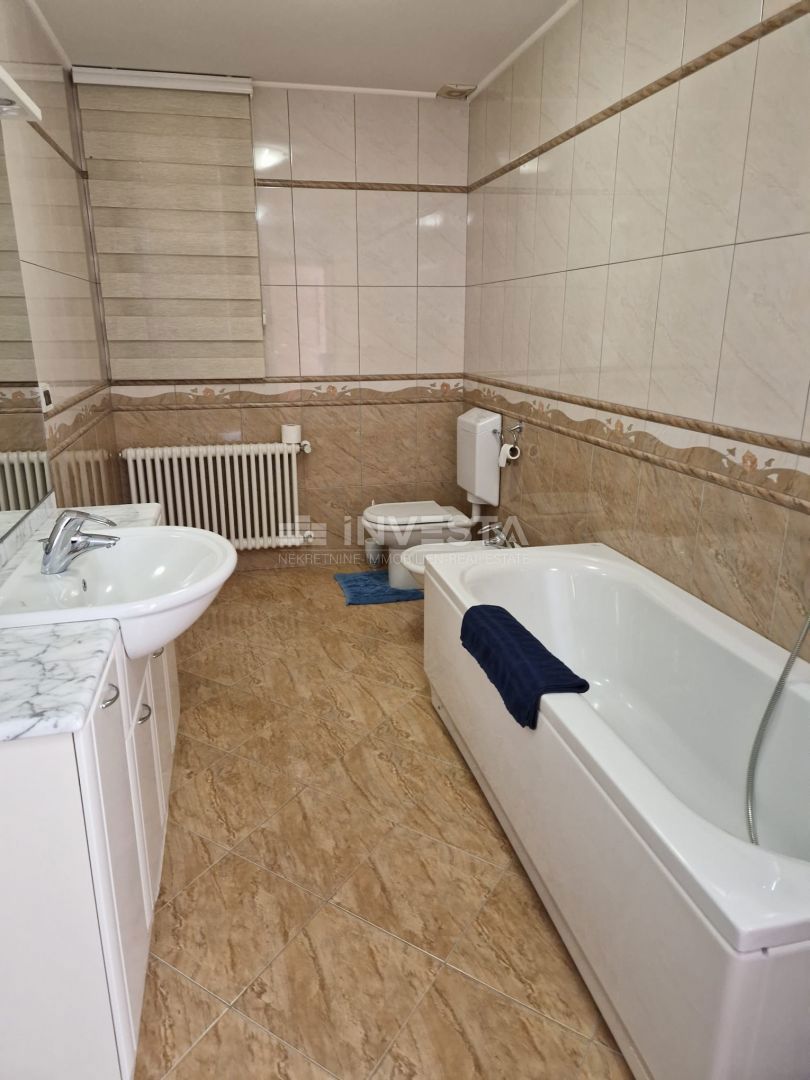 Prima fila sul mare – Villa con due unità abitative e giardino curato