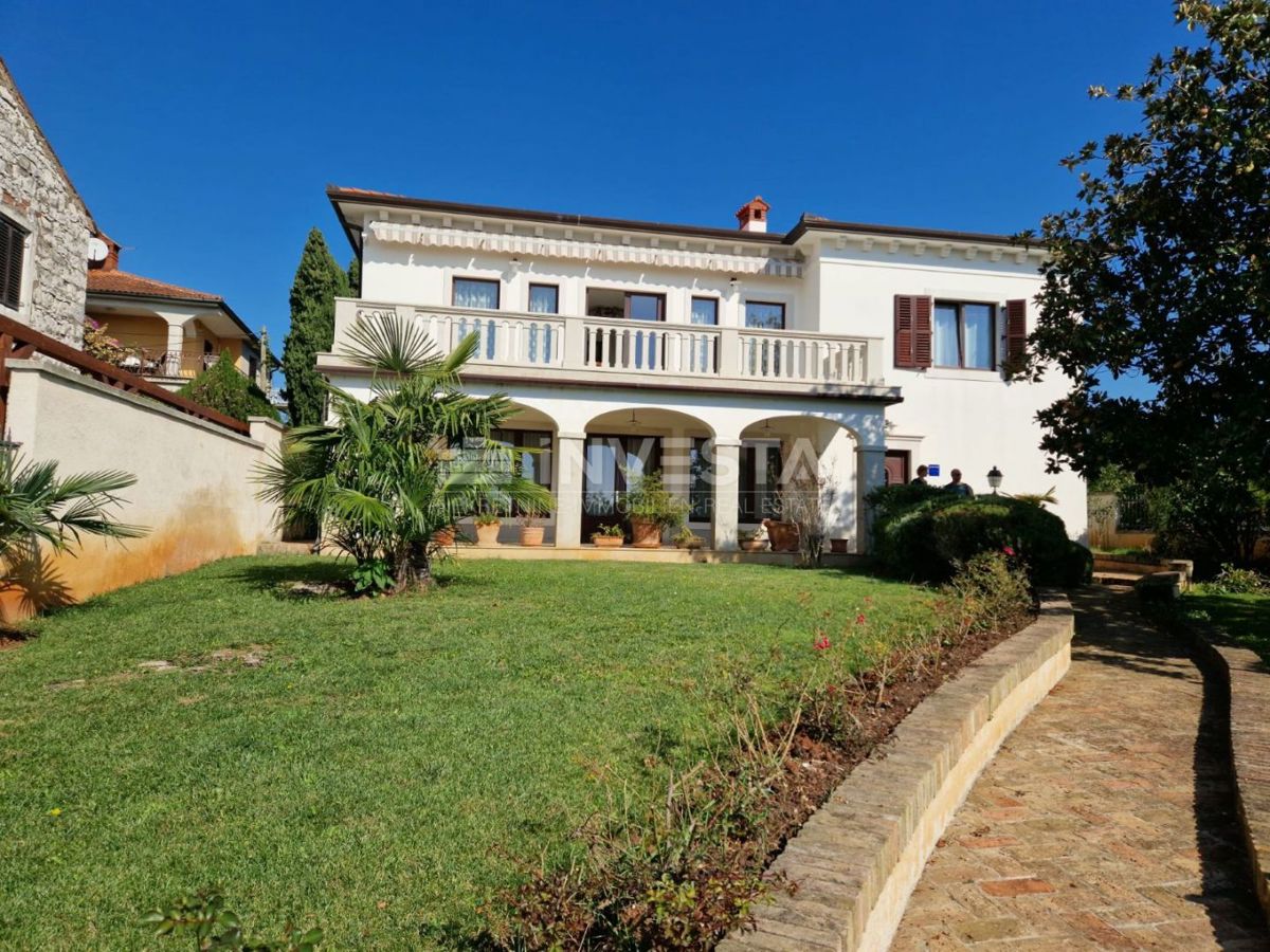 Prima fila sul mare – Villa con due unità abitative e giardino curato