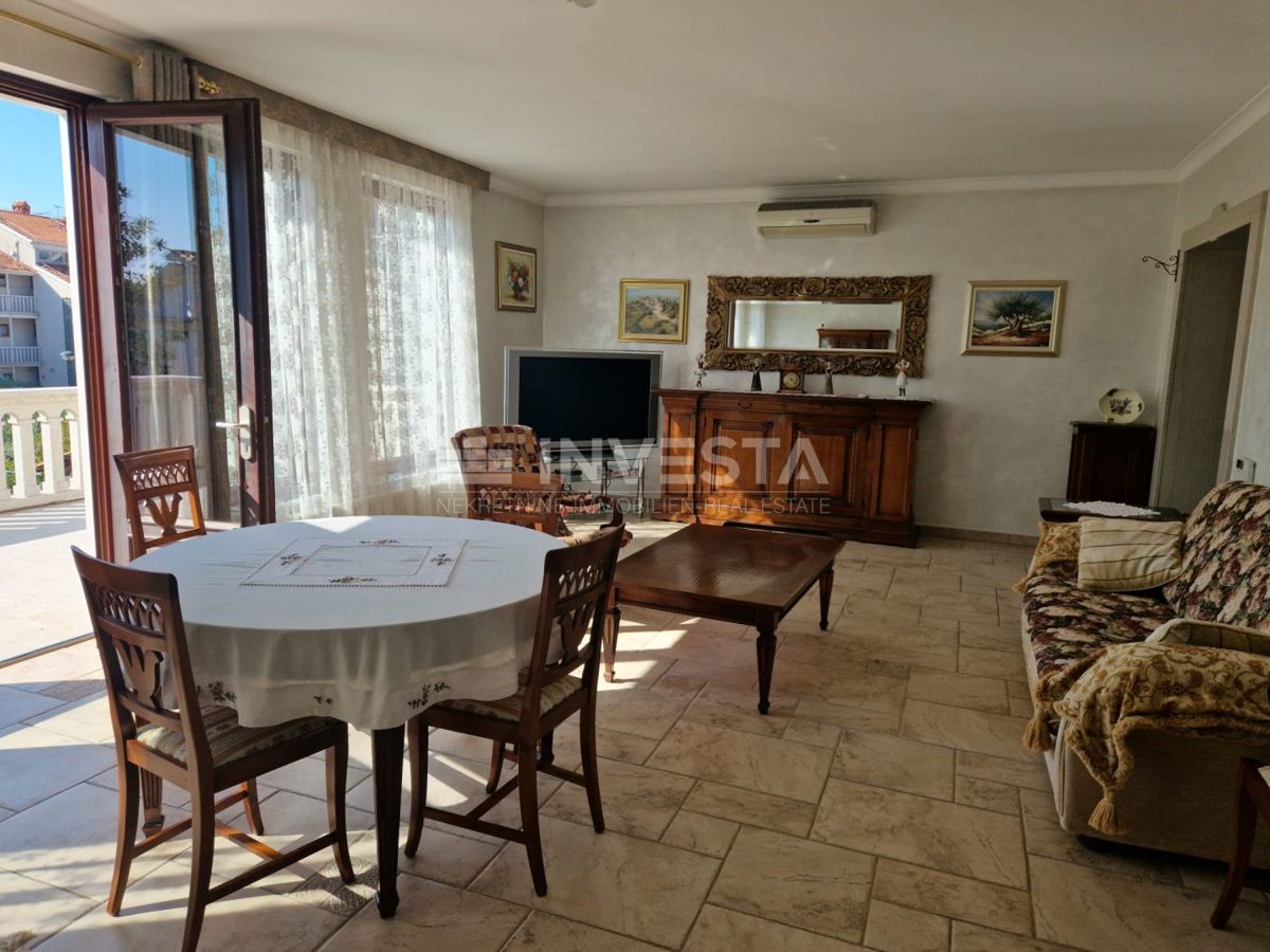 Prima fila sul mare – Villa con due unità abitative e giardino curato