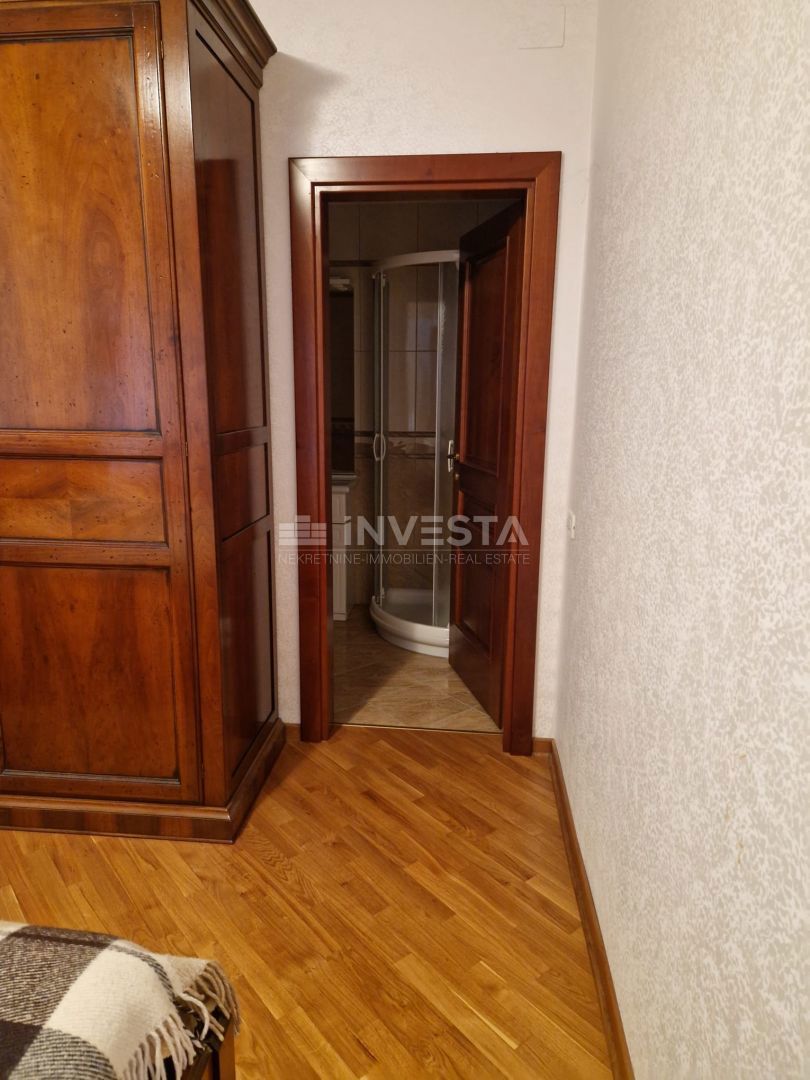 Prima fila sul mare – Villa con due unità abitative e giardino curato