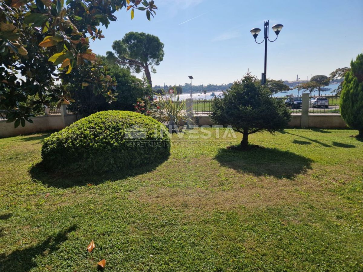 Prima fila sul mare – Villa con due unità abitative e giardino curato