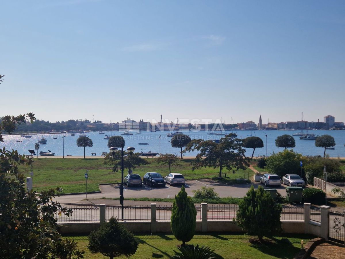 Prima fila sul mare – Villa con due unità abitative e giardino curato