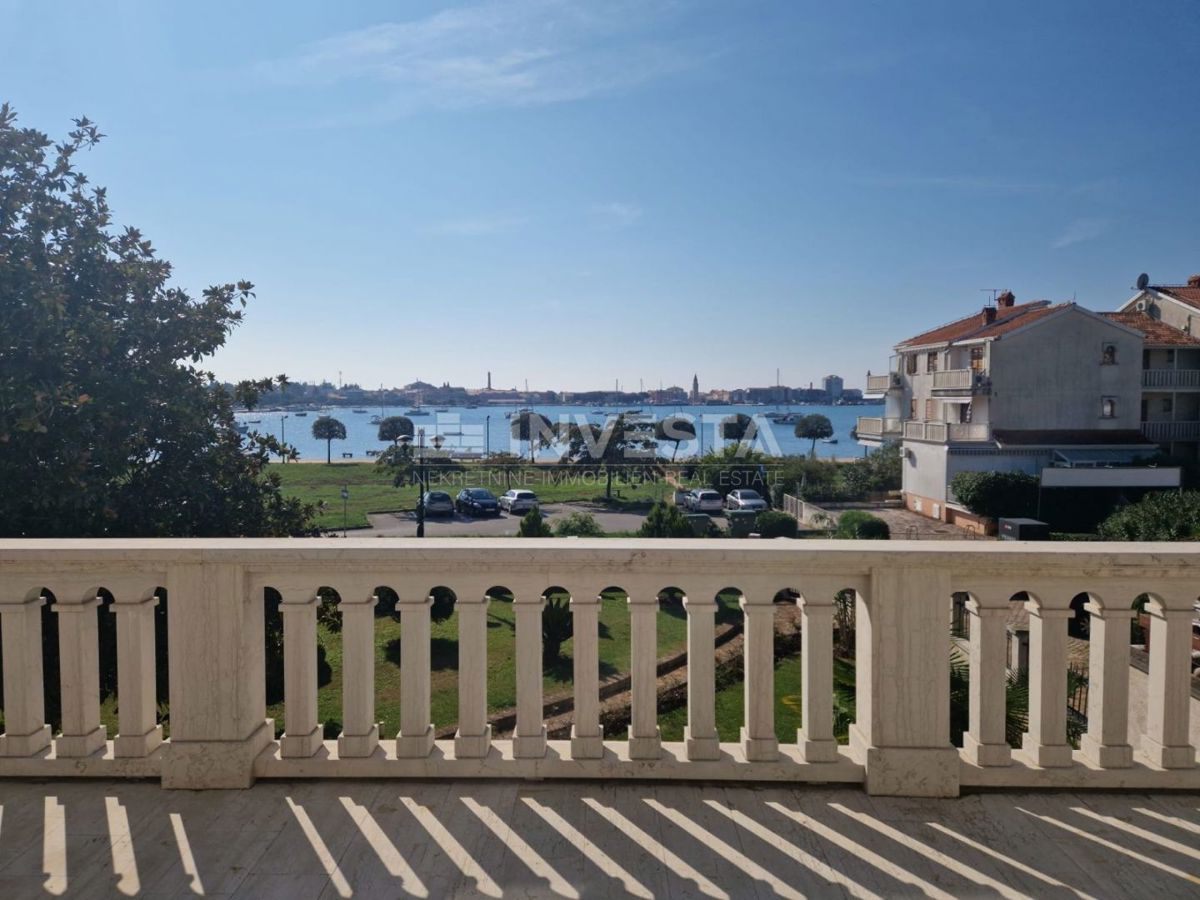 Prima fila sul mare – Villa con due unità abitative e giardino curato