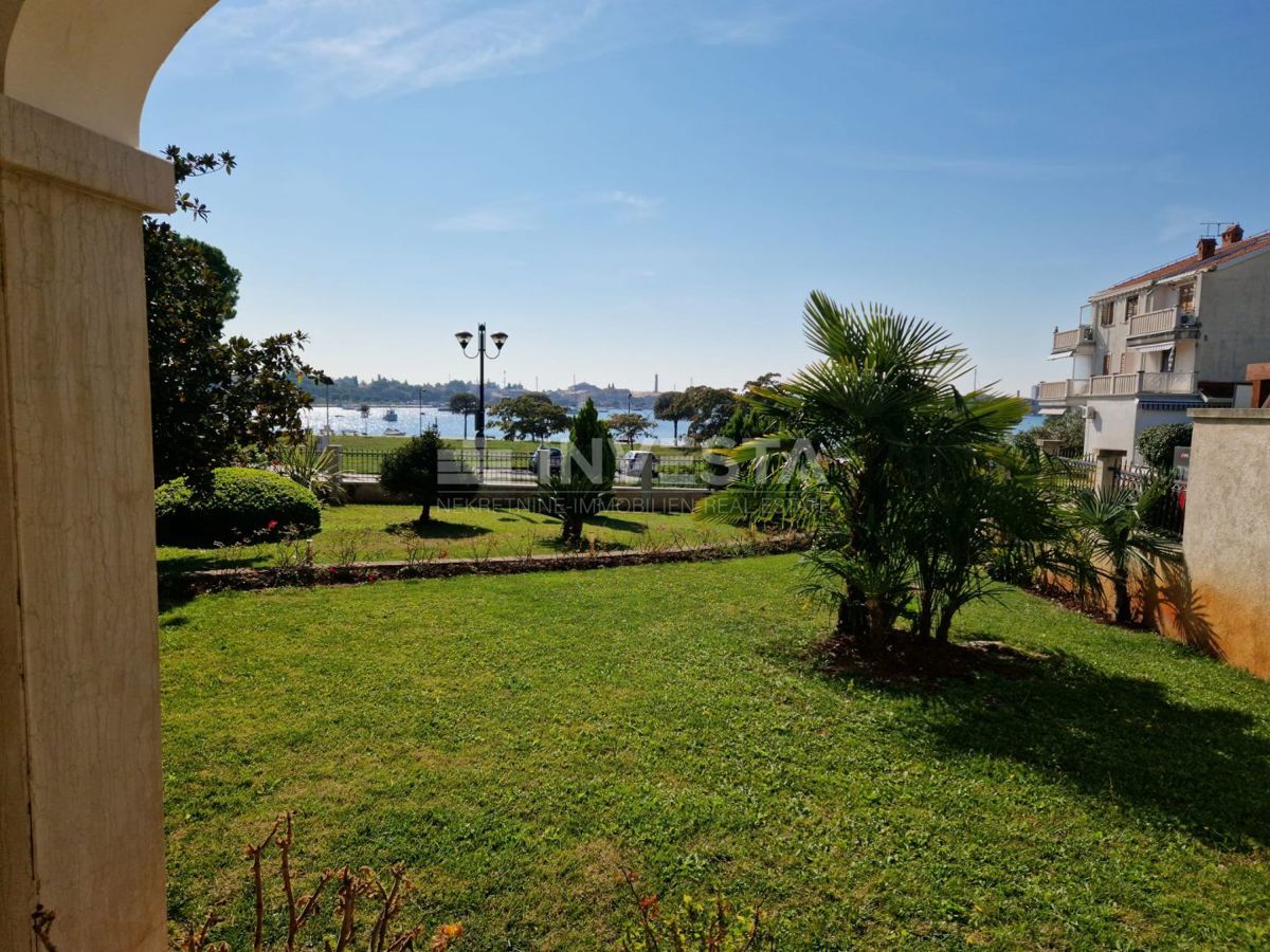 Prima fila sul mare – Villa con due unità abitative e giardino curato