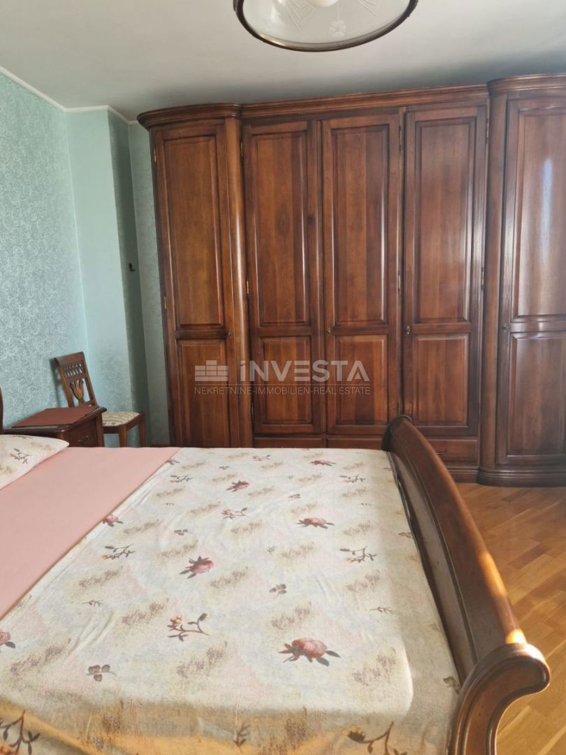 Prima fila sul mare – Villa con due unità abitative e giardino curato