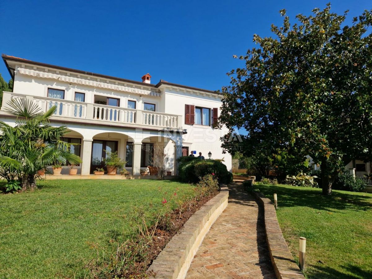 Prima fila sul mare – Villa con due unità abitative e giardino curato