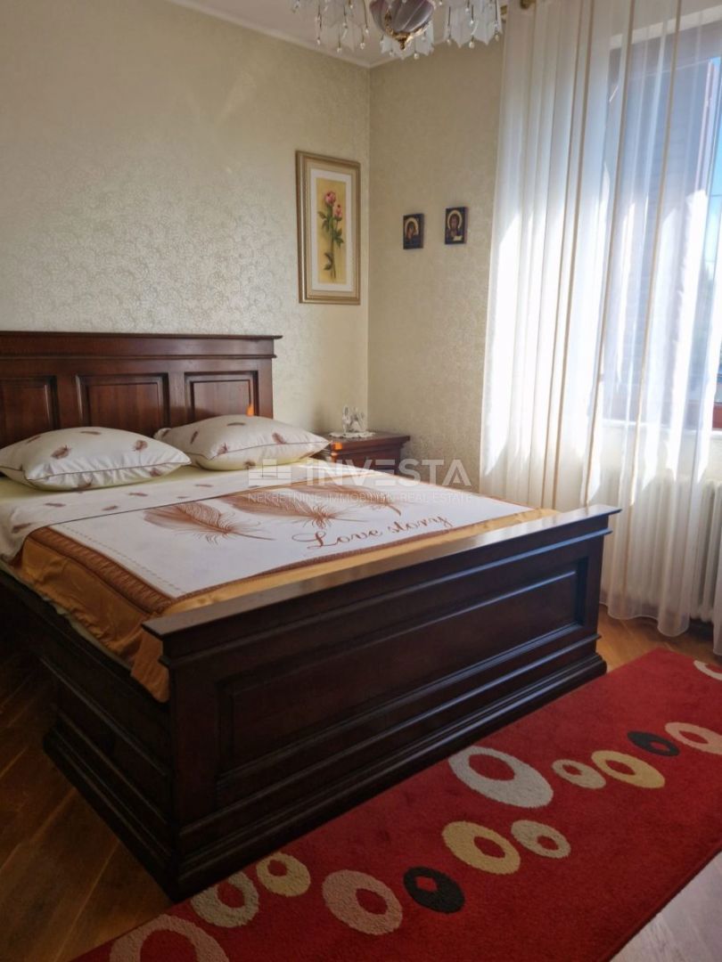 Prima fila sul mare – Villa con due unità abitative e giardino curato