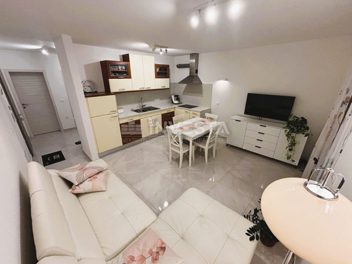 Peroi, appartamento nuovo arredato con vista parziale sul mare