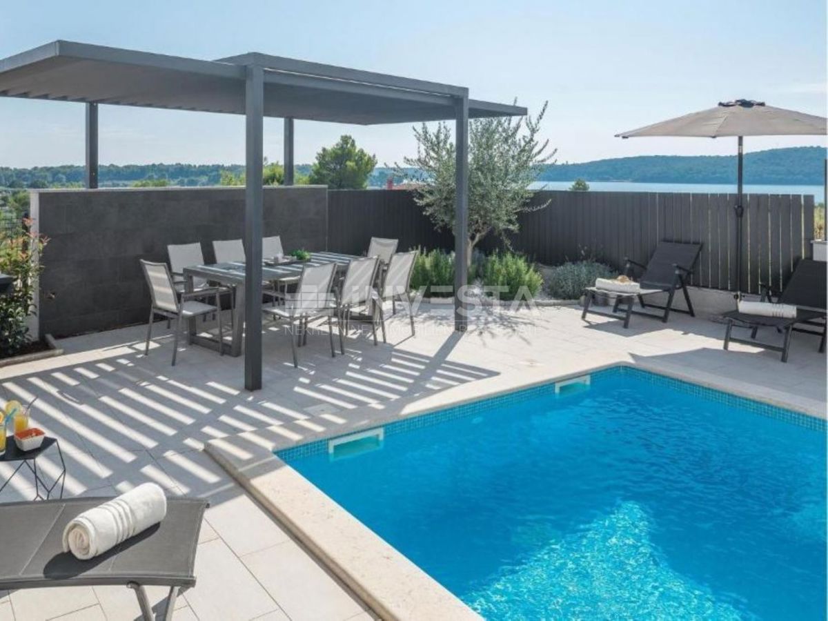 Villa con piscina, vista mare e appartamento aggiuntivo