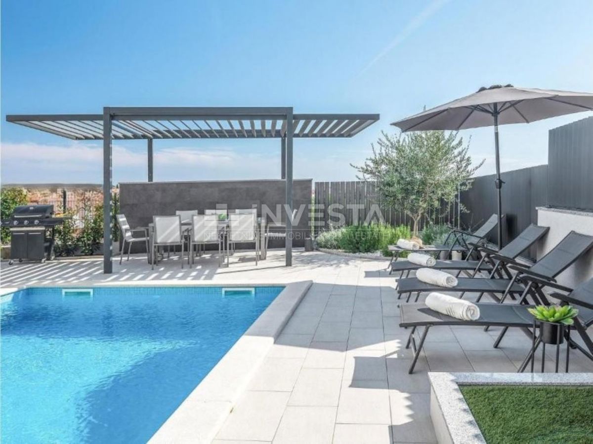 Villa con piscina, vista mare e appartamento aggiuntivo