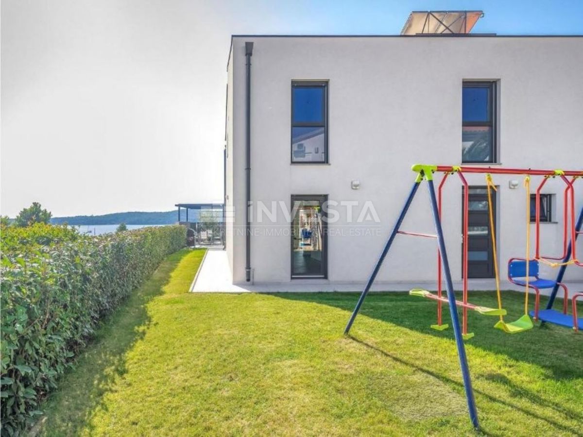 Villa con piscina, vista mare e appartamento aggiuntivo