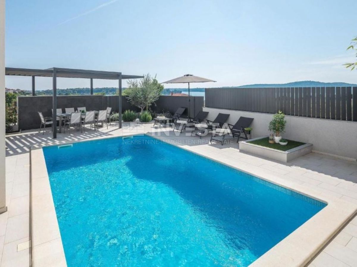 Villa con piscina, vista mare e appartamento aggiuntivo