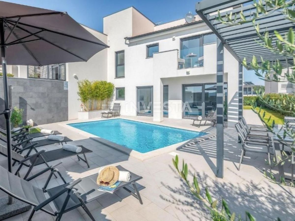 Villa con piscina, vista mare e appartamento aggiuntivo