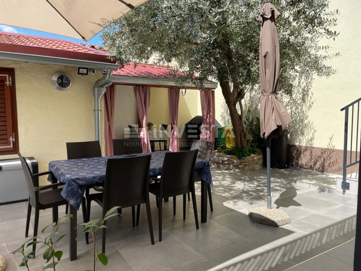 Centro di Pula, appartamento nuovo al primo piano, grande cortile con casetta e garage