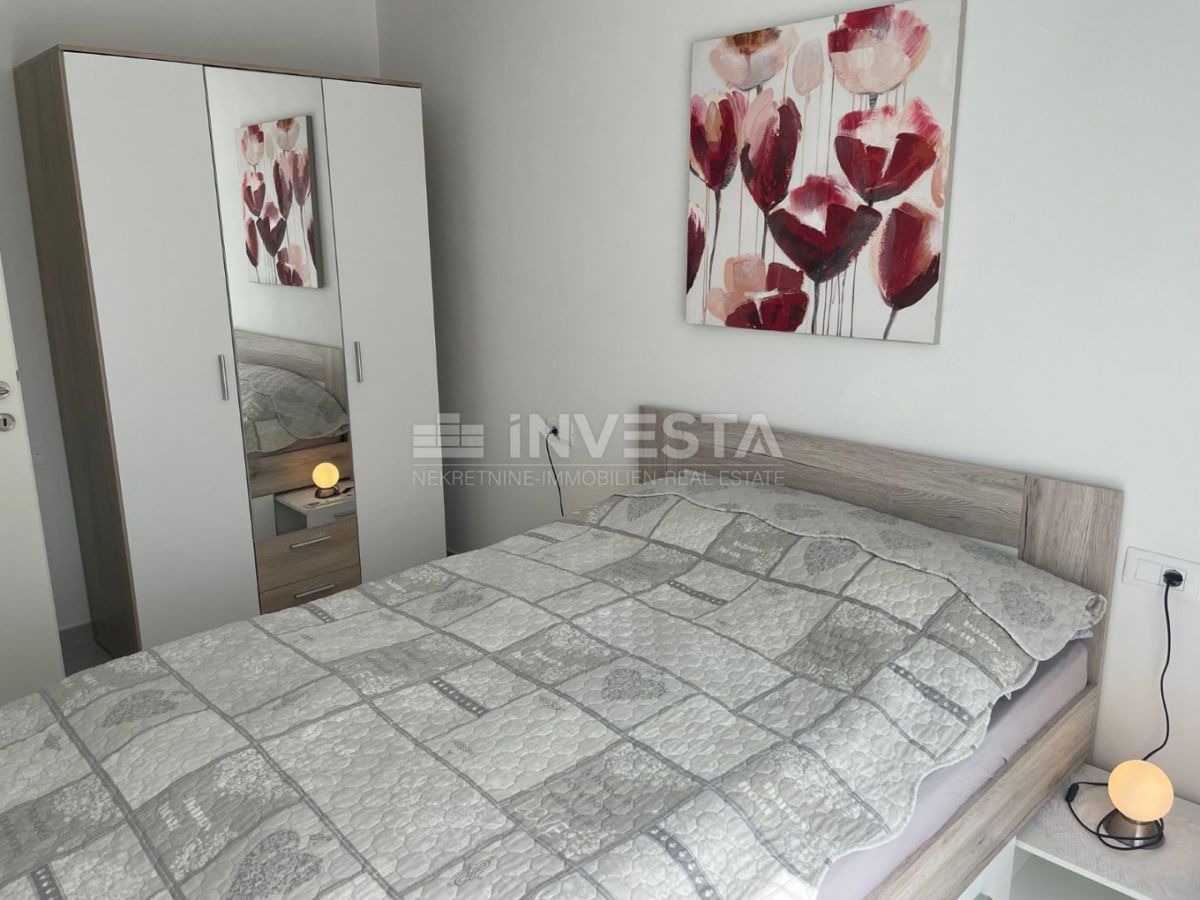 Centro di Pula, appartamento nuovo al primo piano, grande cortile con casetta e garage