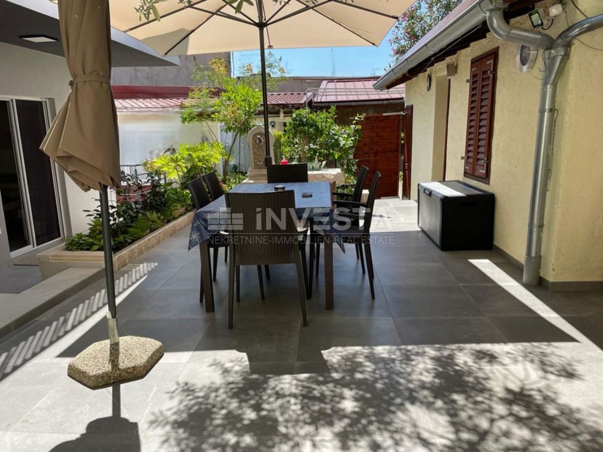 Centro di Pula, appartamento nuovo al primo piano, grande cortile con casetta e garage