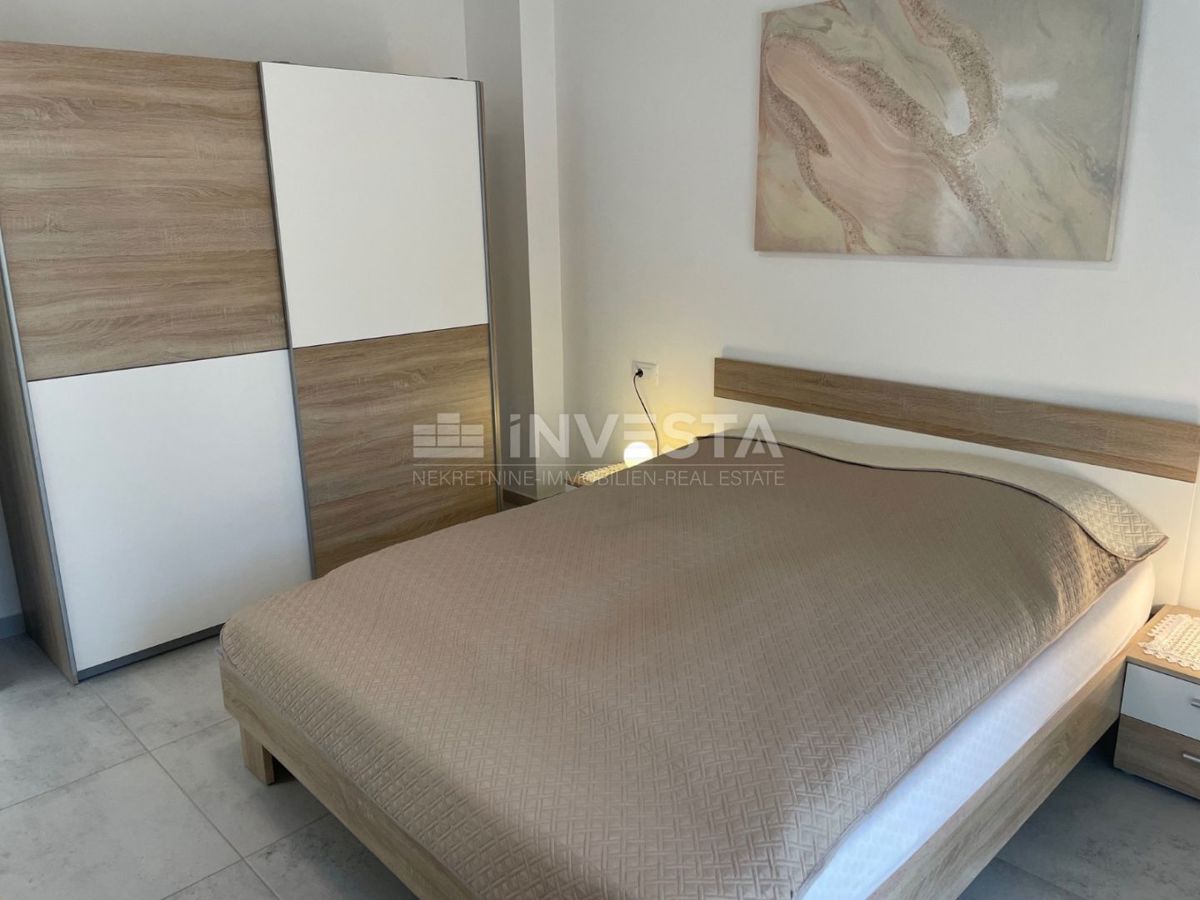 Centro di Pula, appartamento nuovo al primo piano, grande cortile con casetta e garage