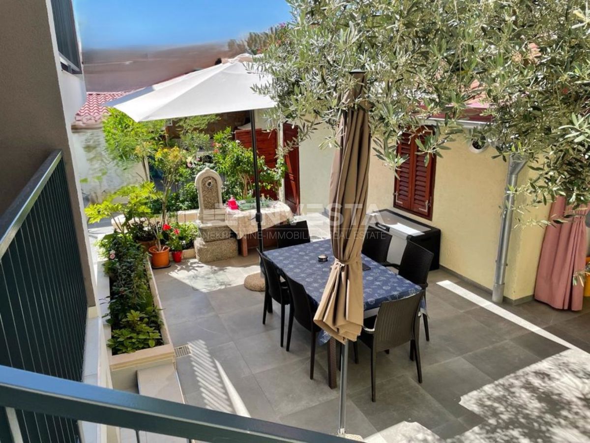 Centro di Pula, appartamento nuovo al primo piano, grande cortile con casetta e garage