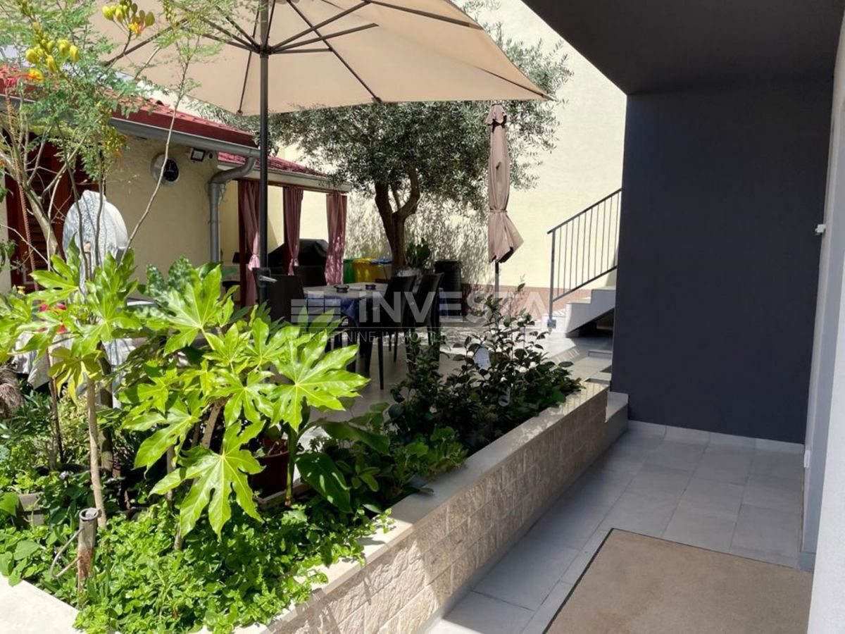 Centro di Pula, appartamento nuovo al primo piano, grande cortile con casetta e garage